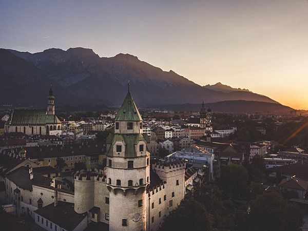 Tyrol-Summer-Sun-Rise-Hasegg-Castle-Old-Town-Hall-in-Tyrol©tourismusverbandhallwattens