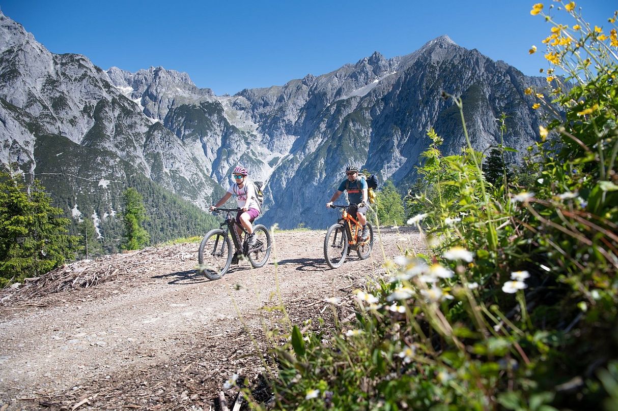 Mountainbiken-Tirol-MTB-Tour-Karwendel-Hinterhornalm-Walder-Alm-Ganalm-E-Biken-Walderalm-Gnadenwald©tourismusverbandhallwattens